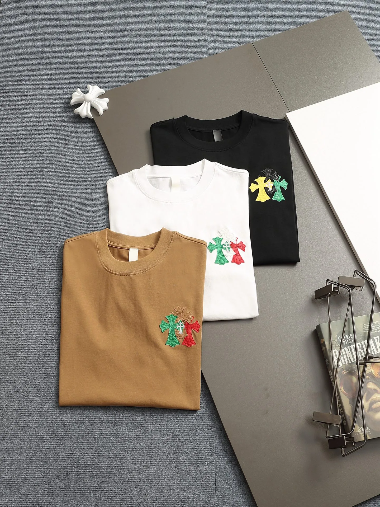 🅿️220 Chrome hearts ch Chrome hearts cross leather short-sleeved T-shirts. Large version. Loose and stylish. The difference is the low version, the slim version, the upper body and the crotch. 100% commitment: top quality, not fast food. The highest version on the market. Top quality, 320 grams. 26 custom-dyed double yarn cotton, same style for men and women, complete with three standards. Color: Black White Khaki Size: XS-L Size chart: